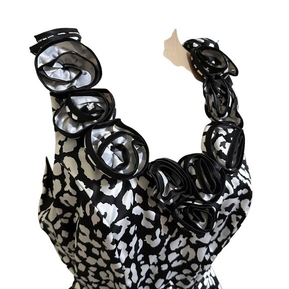 Jackie Jon size 10 Blouse Black & White Satin Rosette Neckline Sleeveless Belted - Picture 4 of 6